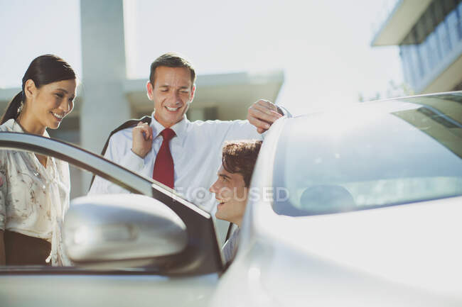 Les gens d'affaires parlent en voiture — Photo de stock