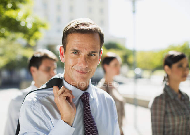 Уверенный бизнесмен стоит на улице — стоковое фото