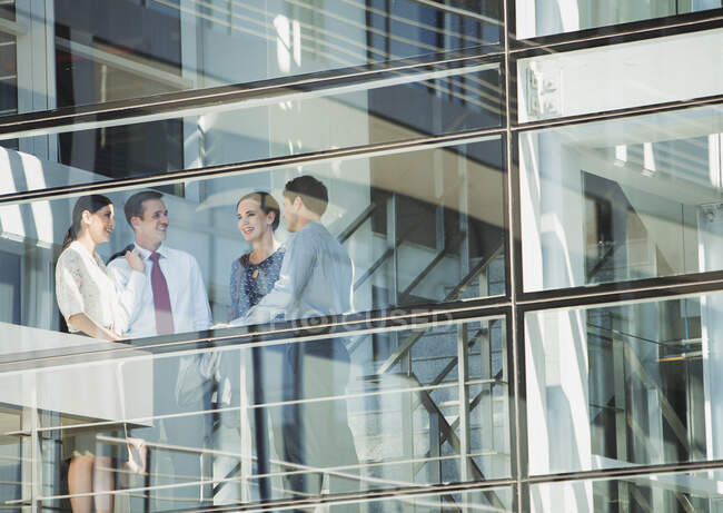 Gente de negocios hablando en ventana - foto de stock