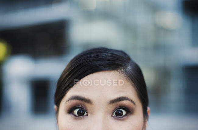 Primer plano de la mujer de ojos anchos - foto de stock