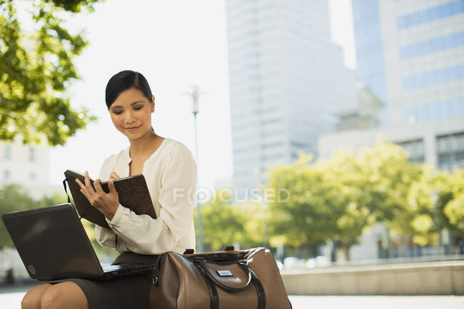 Businesswoman working in urban park — Stock Photo