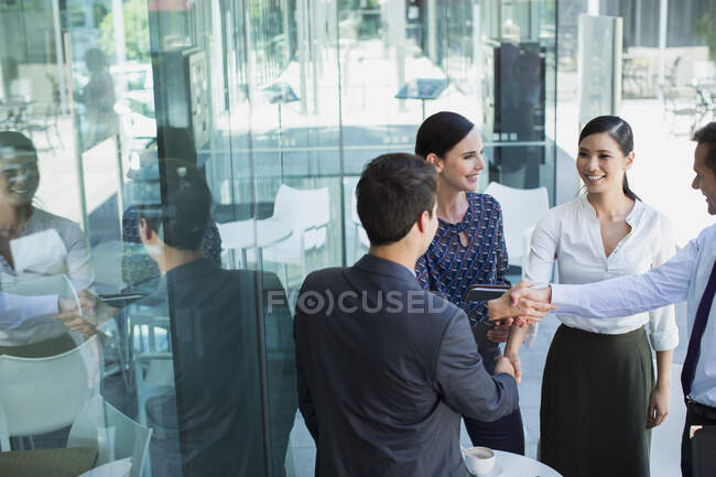 Pessoas de negócios apertando as mãos — Fotografia de Stock