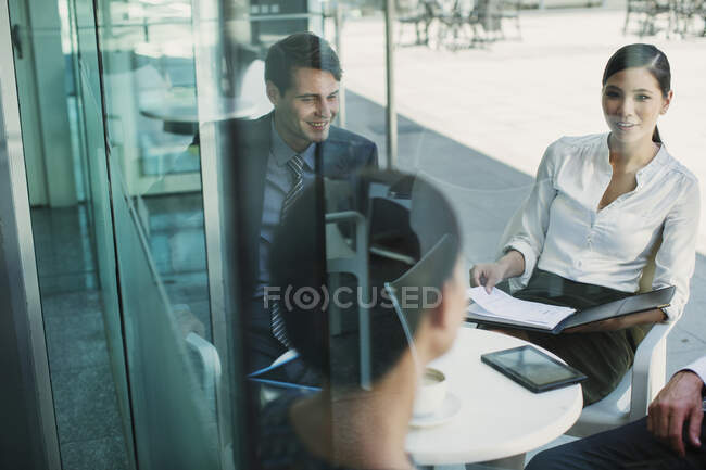 Business people meeting at sidewalk cafe — Stock Photo