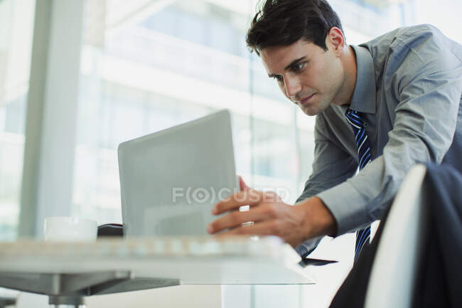 Empresario usando portátil en la oficina - foto de stock