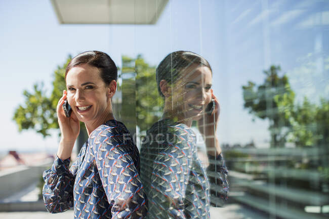 Усміхнена комерсантка розмовляє по мобільному телефону. — стокове фото