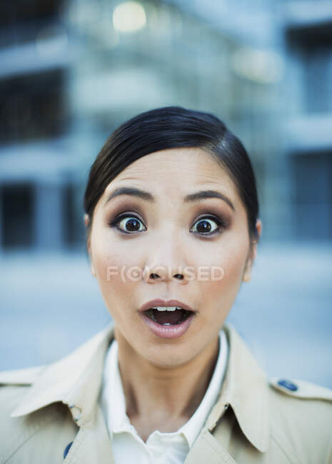 Close up de mulher de negócios de olhos arregalados — Fotografia de Stock