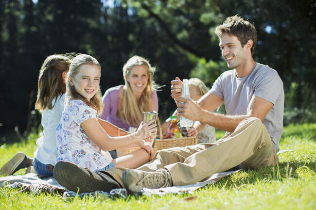 Сім'я насолоджуючись пікнік на відкритому повітрі — стокове фото