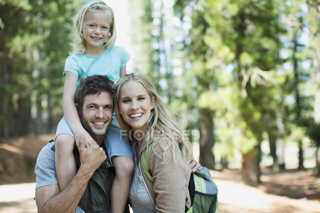 Улыбающаяся семья в лесу — стоковое фото
