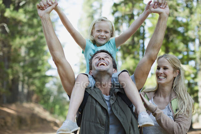 Vater trägt Tochter auf Schultern im Wald — Stockfoto