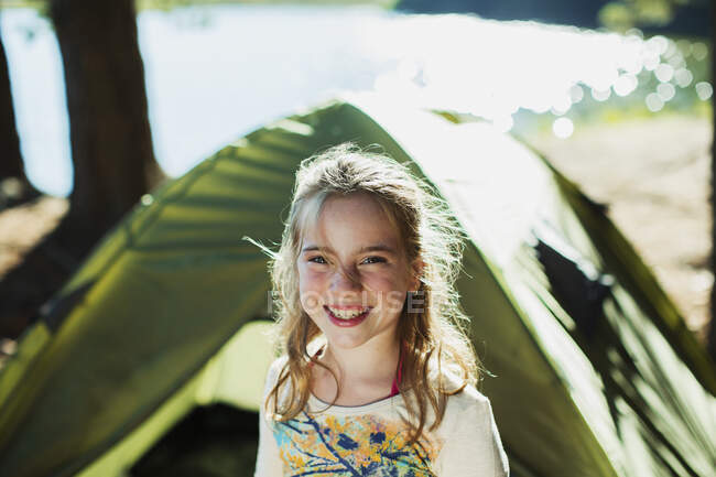 Fille souriante à l'extérieur tente — Photo de stock