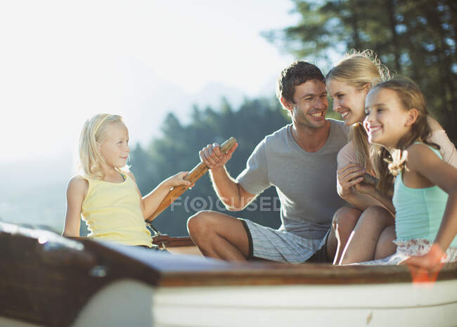 Famiglia sorridente in barca a remi — Foto stock