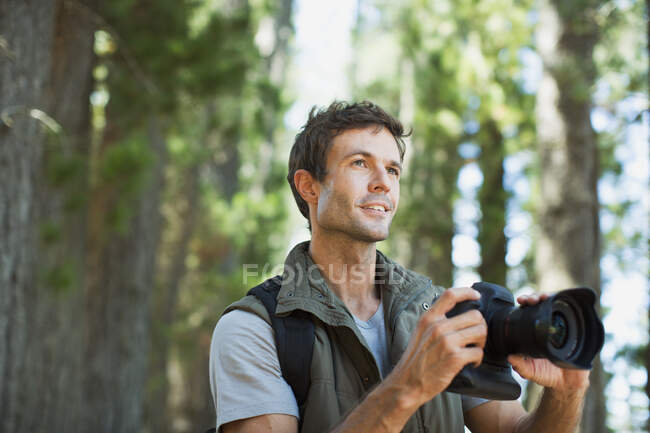 Людина з цифровою камерою в лісі. — стокове фото
