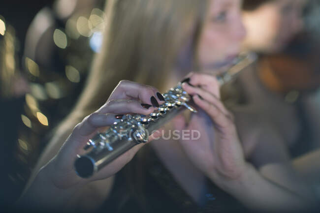 Primo piano dell'esecuzione del flautista — Foto stock