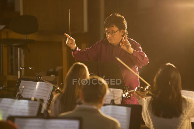 Blick auf Dirigenten führendes Orchester — Stockfoto