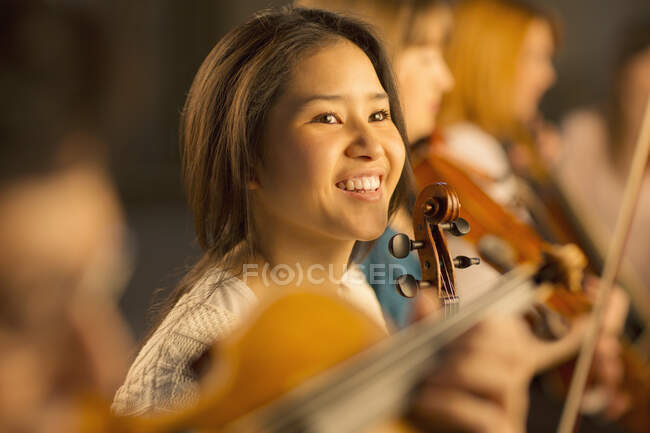 Vista del violinista sonriente - foto de stock
