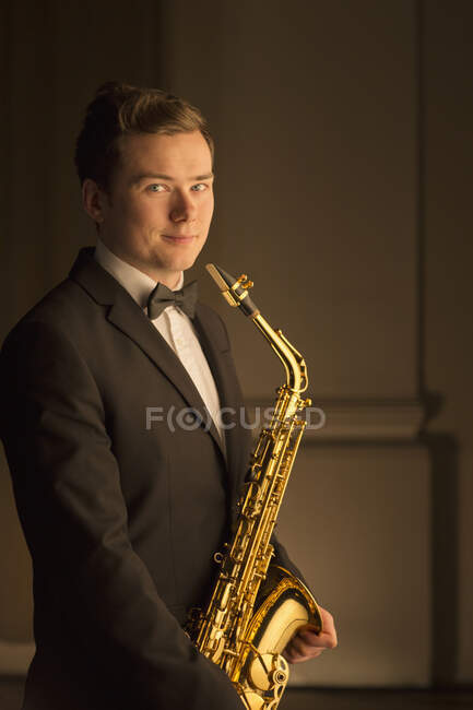 Retrato de saxofonista em smoking — Fotografia de Stock
