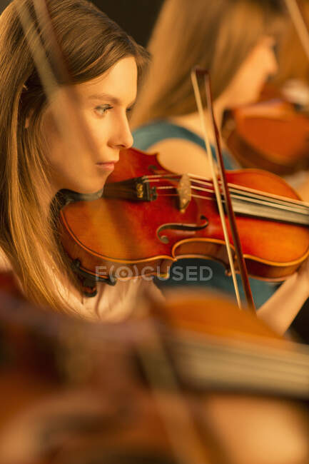 Visão de violinistas realizando — Fotografia de Stock