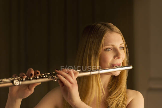 Vista de la actuación flautista - foto de stock