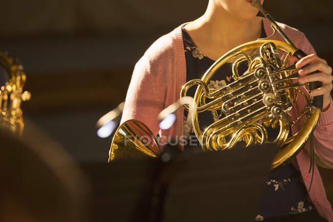 Donna che suona corno francese — Foto stock