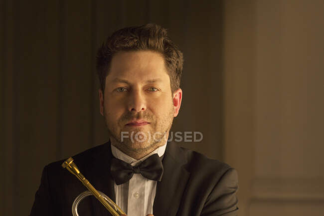 Retrato del trompetista confiado - foto de stock