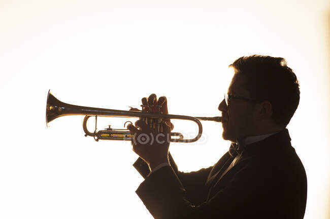 Silueta de trompetista realizando - foto de stock