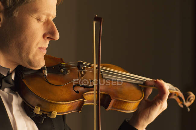 Vista di violinista esecuzione — Foto stock