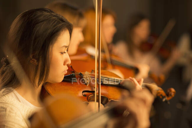 Vista de Violinista realizando - foto de stock
