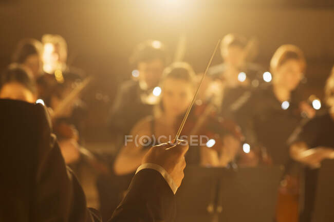 Vista de la orquesta principal del director - foto de stock