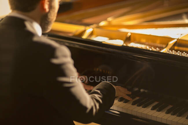 Вид на гру піаніста — стокове фото