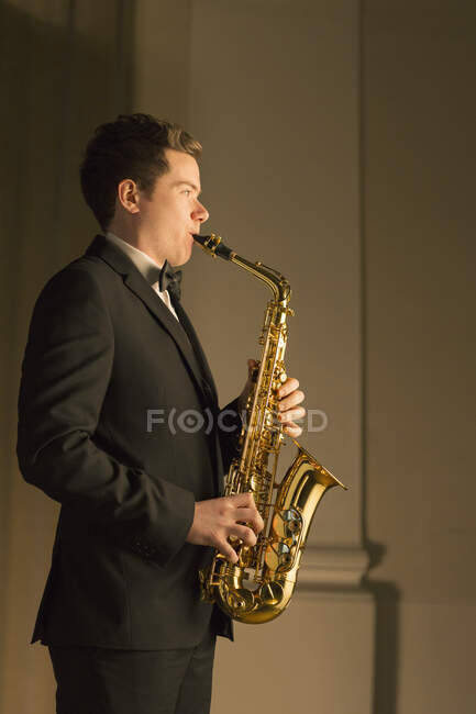 Vue du saxophoniste se produisant — Photo de stock