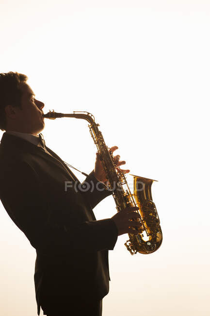 Silhouette del sassofonista in esecuzione — Foto stock