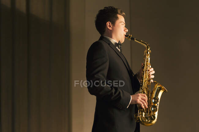 Ansicht des Saxofonisten bei der Aufführung — Stockfoto