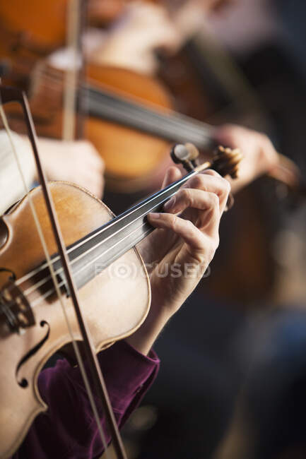 Vue du violoniste se produisant — Photo de stock
