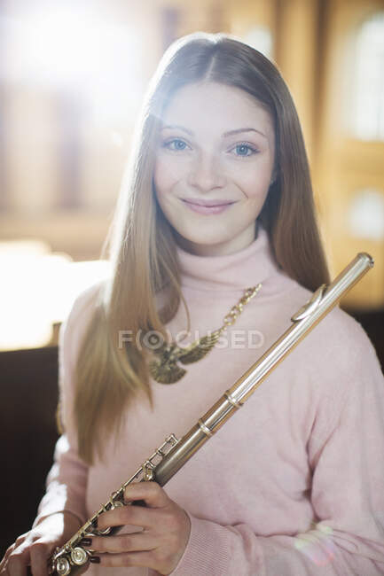 Портрет усміхненого флейтиста — стокове фото