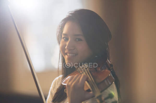 Retrato del violinista sonriente - foto de stock