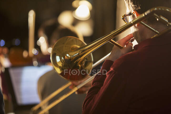 Vista de Trombonist realizando — Fotografia de Stock