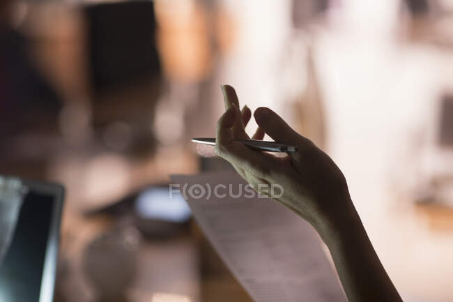 Geschäftsfrau mit Papierkram gestikuliert — Stockfoto