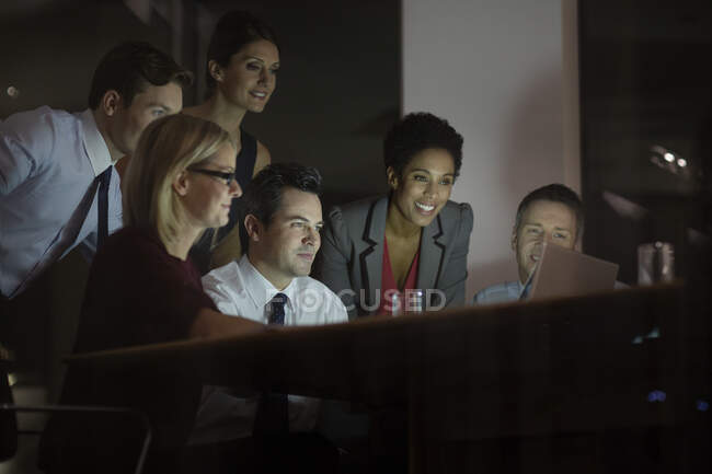 Деловые люди, работающие за ноутбуком в конференц-зале ночью — стоковое фото