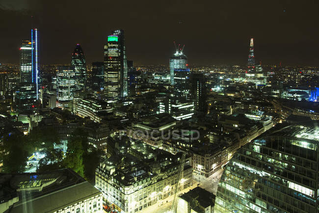 View of London cityscape at night, Великобритания — стоковое фото