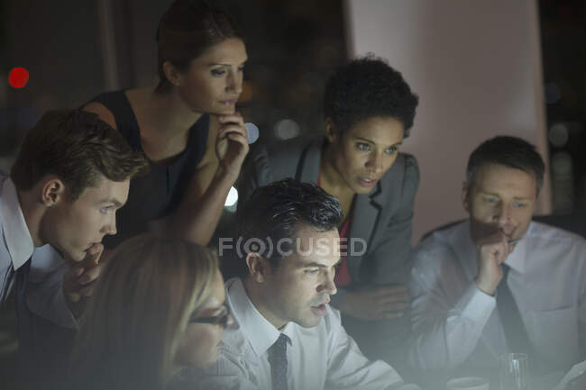 Imprenditori concentrati che lavorano fino a tardi in ufficio — Foto stock