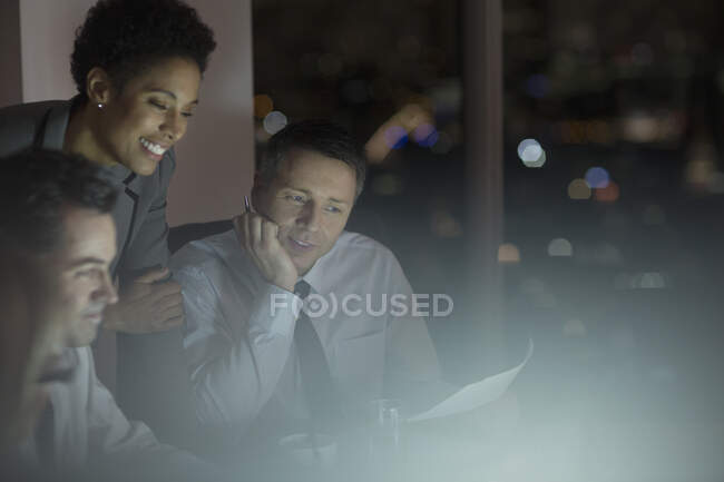 Empresários que trabalham na sala de conferências à noite — Fotografia de Stock