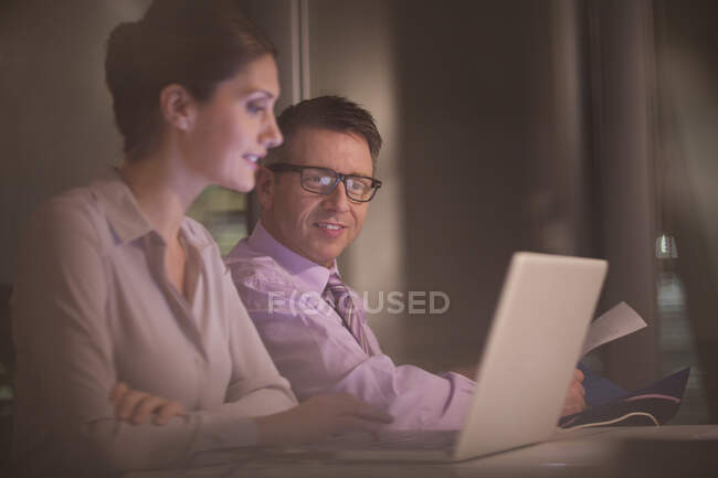 Business people working at laptop — Stock Photo