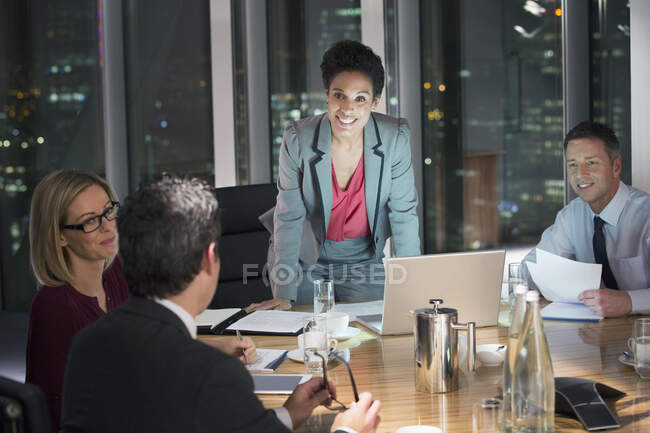 Reunión de empresarios en la sala de conferencias por la noche - foto de stock