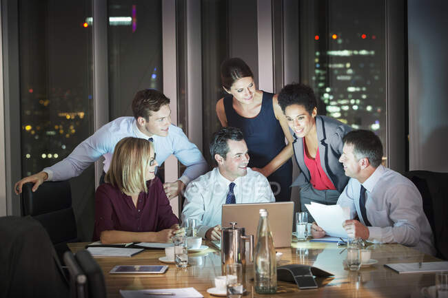 Reunião de empresários na sala de conferências à noite — Fotografia de Stock