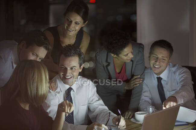 Reunión de empresarios en la sala de conferencias por la noche - foto de stock