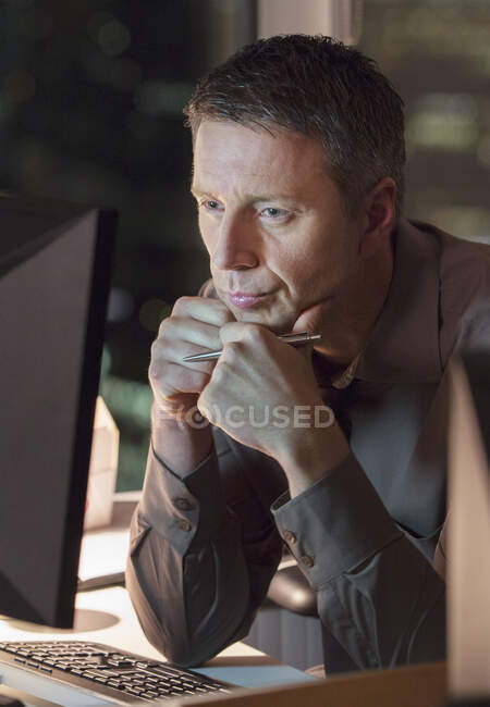 Businessman working late at laptop — Stock Photo