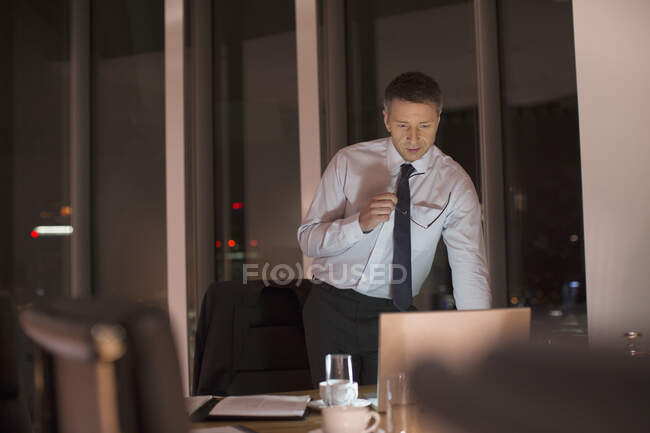 Homme d'affaires travaillant tard dans le bureau — Photo de stock