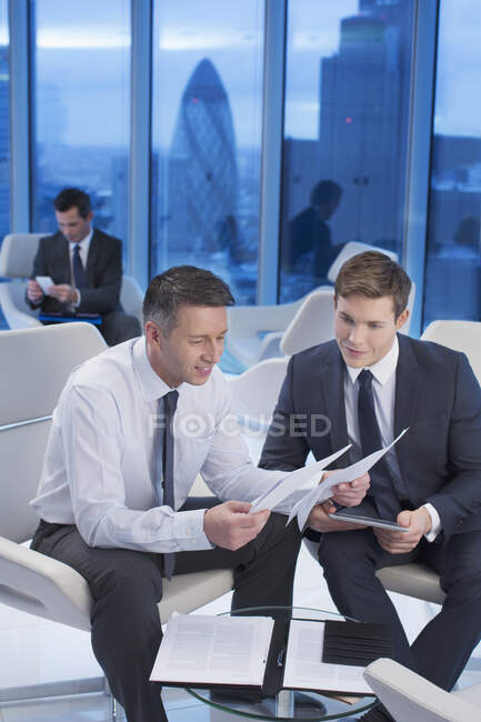 Бізнесмени розглядають документи в офісі — стокове фото