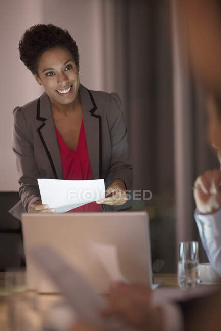 Mujer de negocios segura dirigiendo la reunión en la sala de conferencias - foto de stock