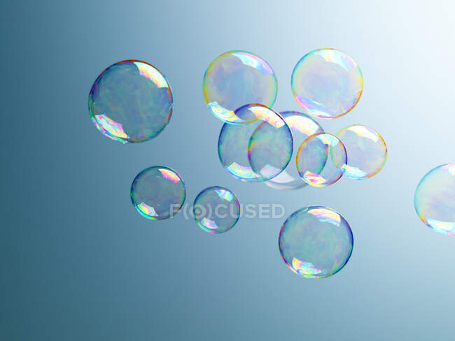 Прозорі бульбашки на синьому фоні. — стокове фото